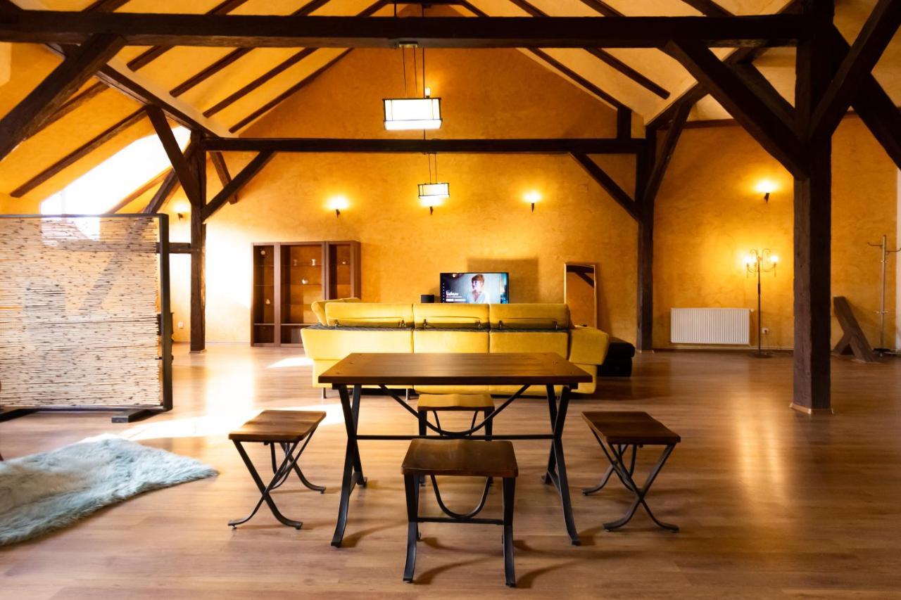 The Attic - Large Open-Space In The Old Town Of Brasov, Minutes Away From The Black Church Luaran gambar